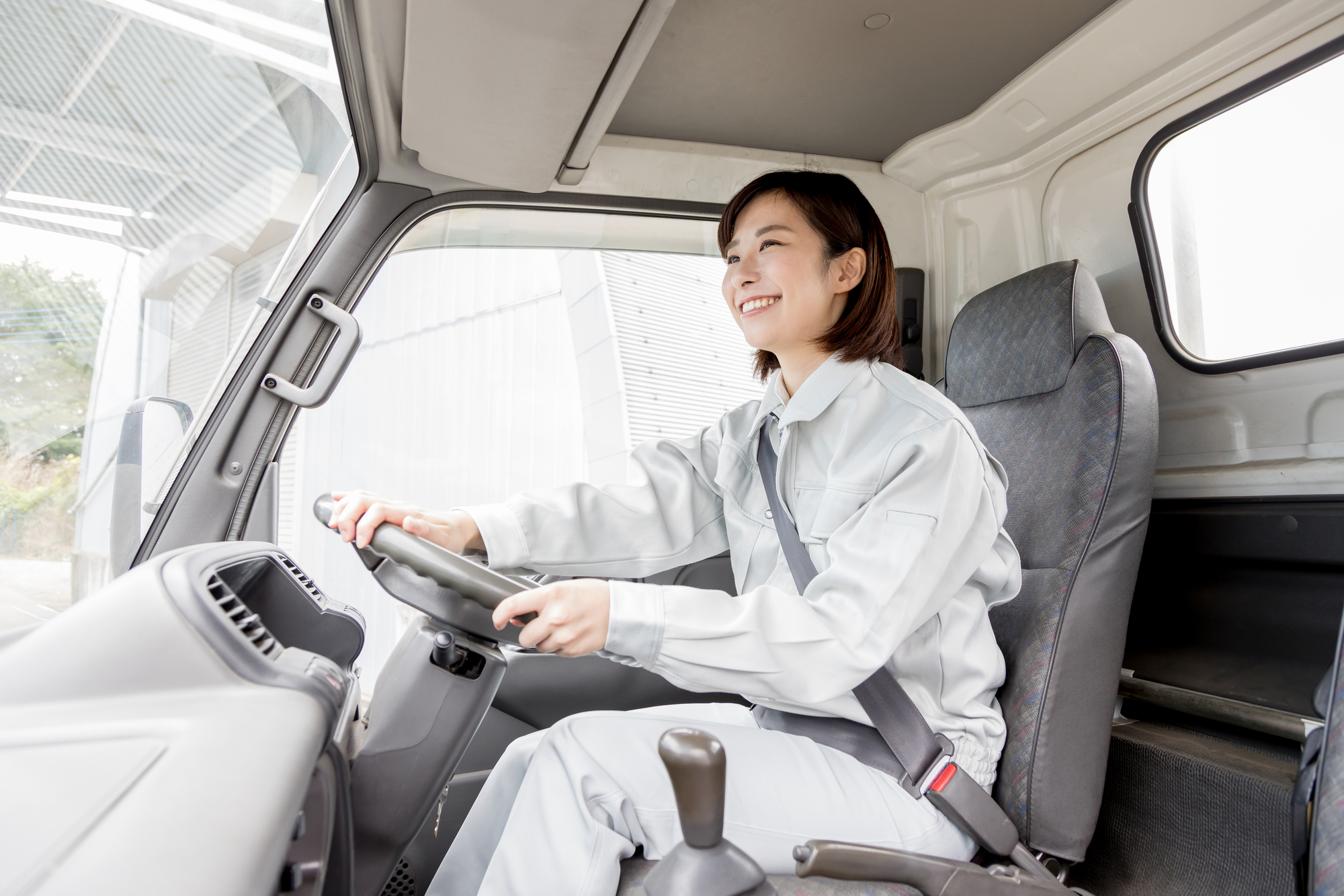 長距離運転中のトイレ問題！女性トラック運転手も使える対処法とは？