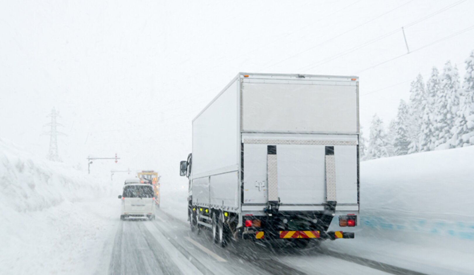長距離トラックドライバーが雪道走行に備えておきたい必需品の画像