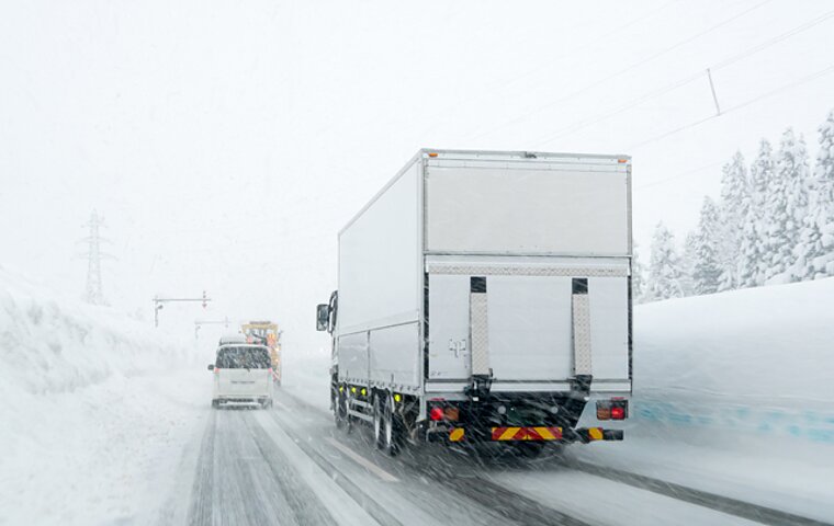 長距離トラックドライバーが雪道走行に備えておきたい必需品の画像