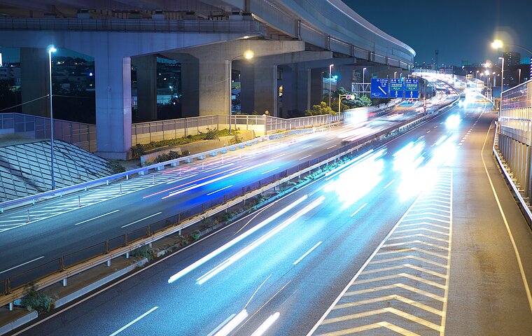 トラックドライバーが安全な道を切り拓く！夜間走行の心得の画像