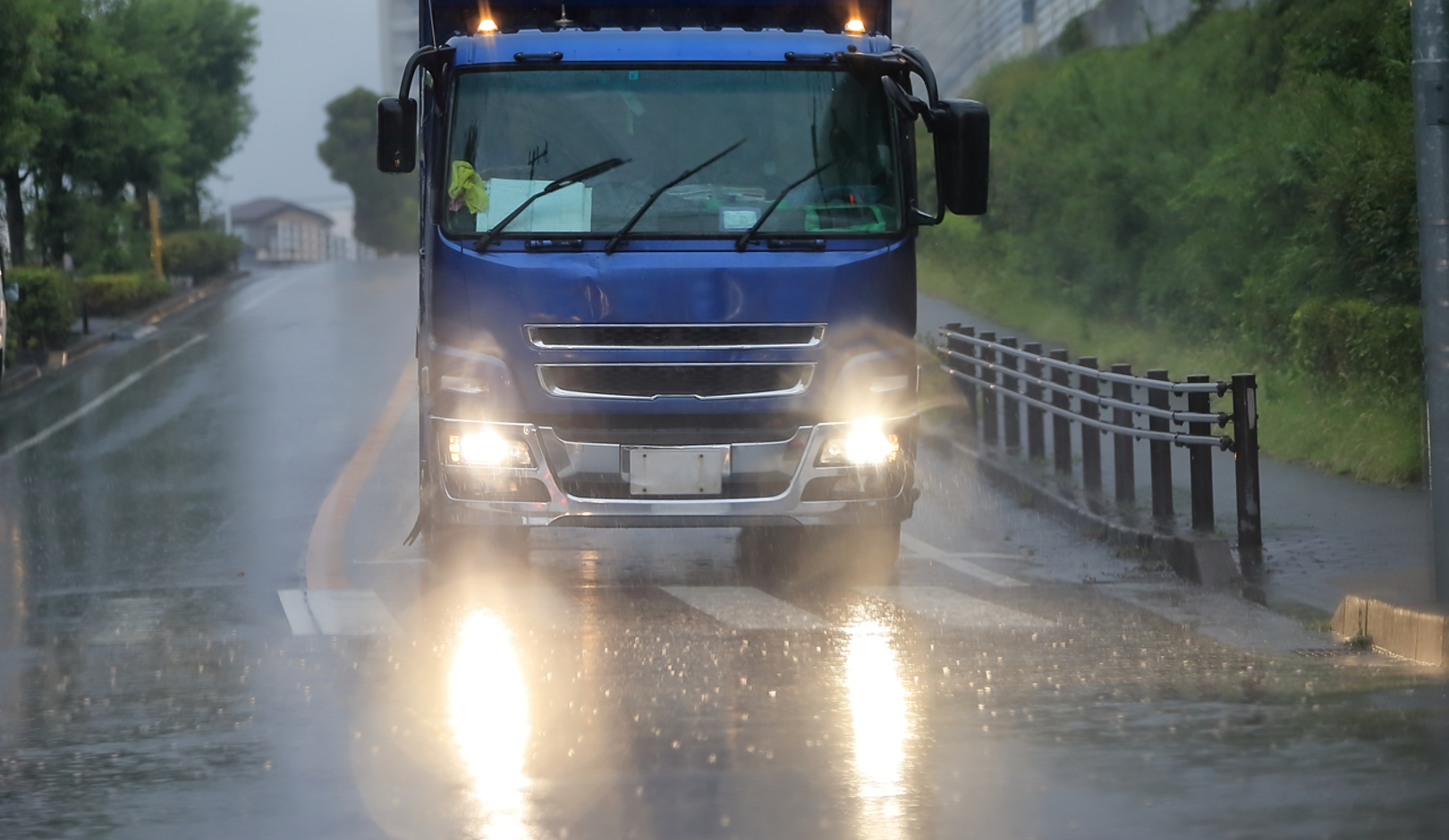 雨の日のトラック運転はここが違う!安全のために気をつけたいポイントの画像
