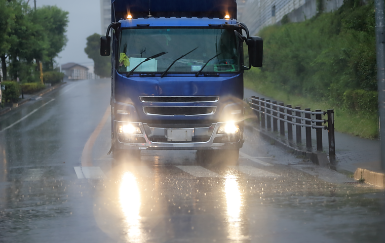 雨の日のトラック運転はここが違う！安全のために気をつけたいポイントの画像